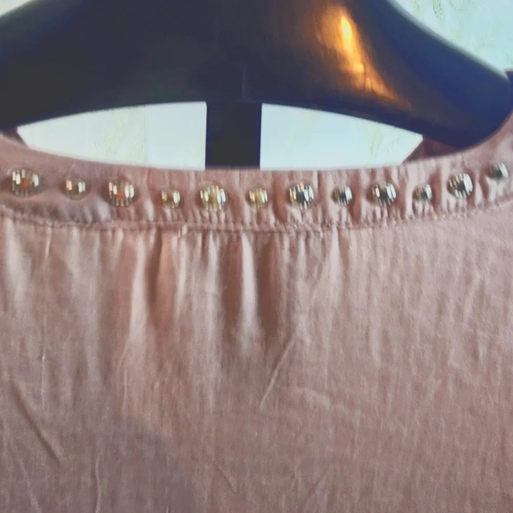 CARMEN MARC VALVO Beautiful Pink Vneck Blouse